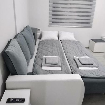 Apartmani Pinokio Ni Kültér fotó